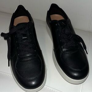 New without tags or box, size 8 Fitflop sneakers.